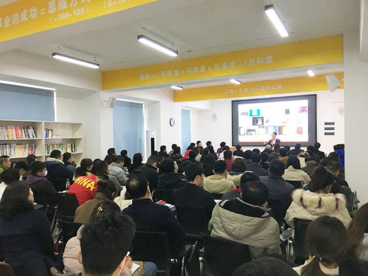 飞橙教育江棉斌老师受邀前往青岛为企业家解读企业增长难题